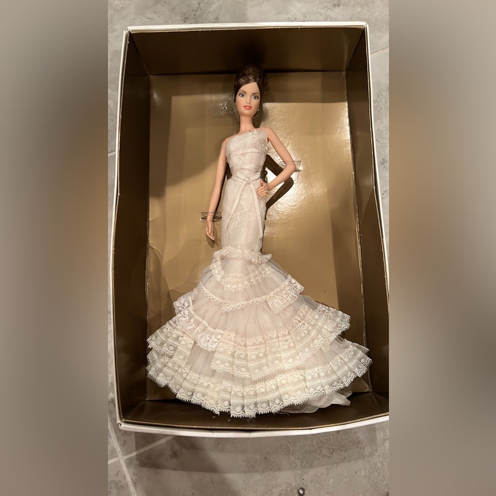 Vera Wang Bride The Romanticist Barbie Doll Limited of 8580 Gold Edition